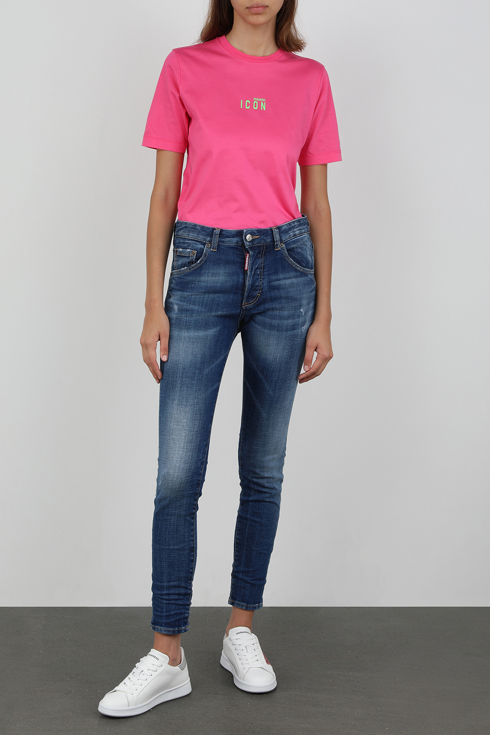 חולצת טי ורודה עם לוגו ירוק זוהר